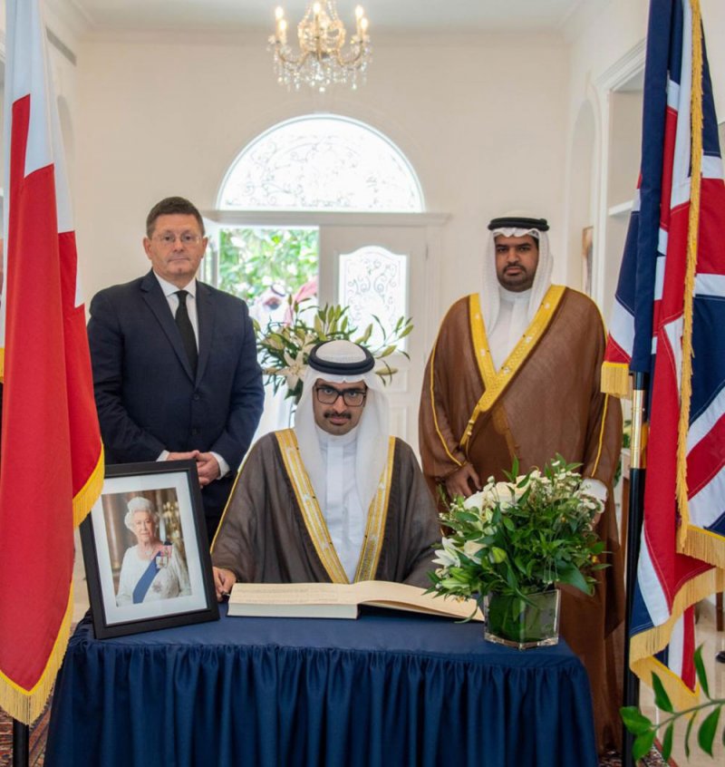 سمو الشيخ خليفة بن علي وسمو الشيخ عيسى بن علي يقدمان واجب العزاء بوفاة صاحبة الجلالة الملكة اليزابيث الثانية