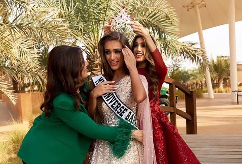 إيفلين عبد الله تتوج بجائزة ملكة جمال الكون البحرين