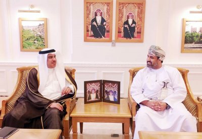 سفير البحرين في مسقط يلتقي وزير العمل بسلطنة عمان 