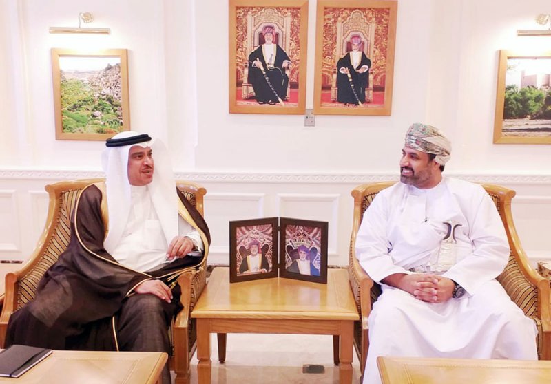 سفير البحرين في مسقط يلتقي وزير العمل بسلطنة عمان 