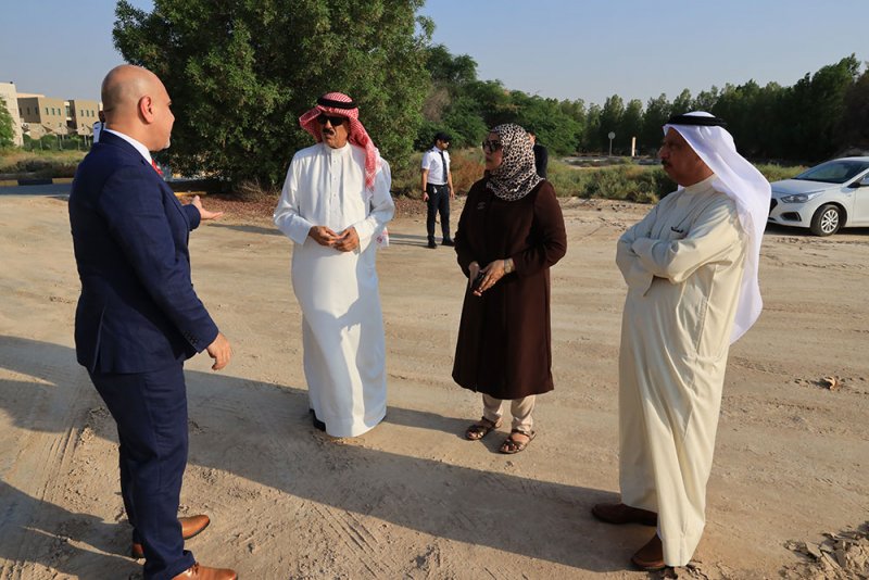 النعيمي يتفقد مواقف سيارات الطلبة المؤقت في جامعة البحرين 
