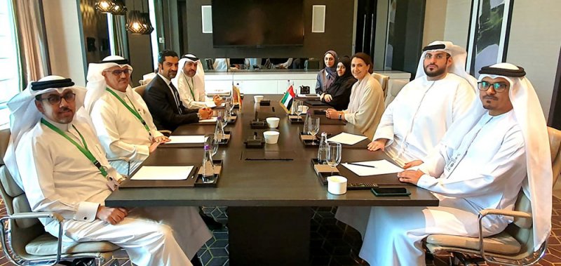 وزير شئون البلديات يبحث التعاون المشترك مع وزيرة التغير المناخي والبيئة الإماراتية 