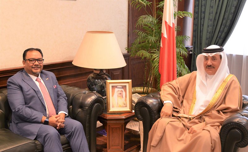 حميدان يبحث تعزيز التعاون العمالي مع السفير الماليزي