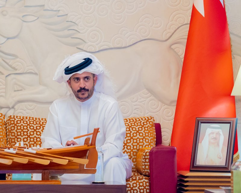 خالد بن حمد يستقبل رئيس وأعضاء مجلس نادي المحرق
