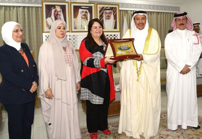 محافظ المحرق يستقبل وفد منظمة الصحة العالمية