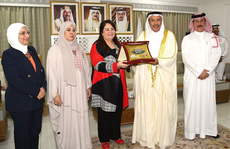 محافظ المحرق يستقبل وفد منظمة الصحة العالمية