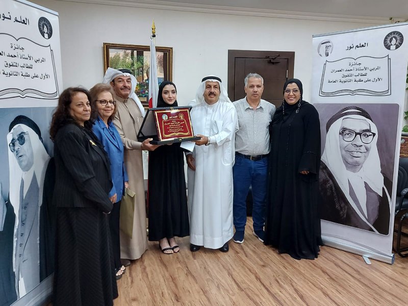 تسليم جائزة "المربي أحمد العمران" لخريجي الثانوية الأوائل
