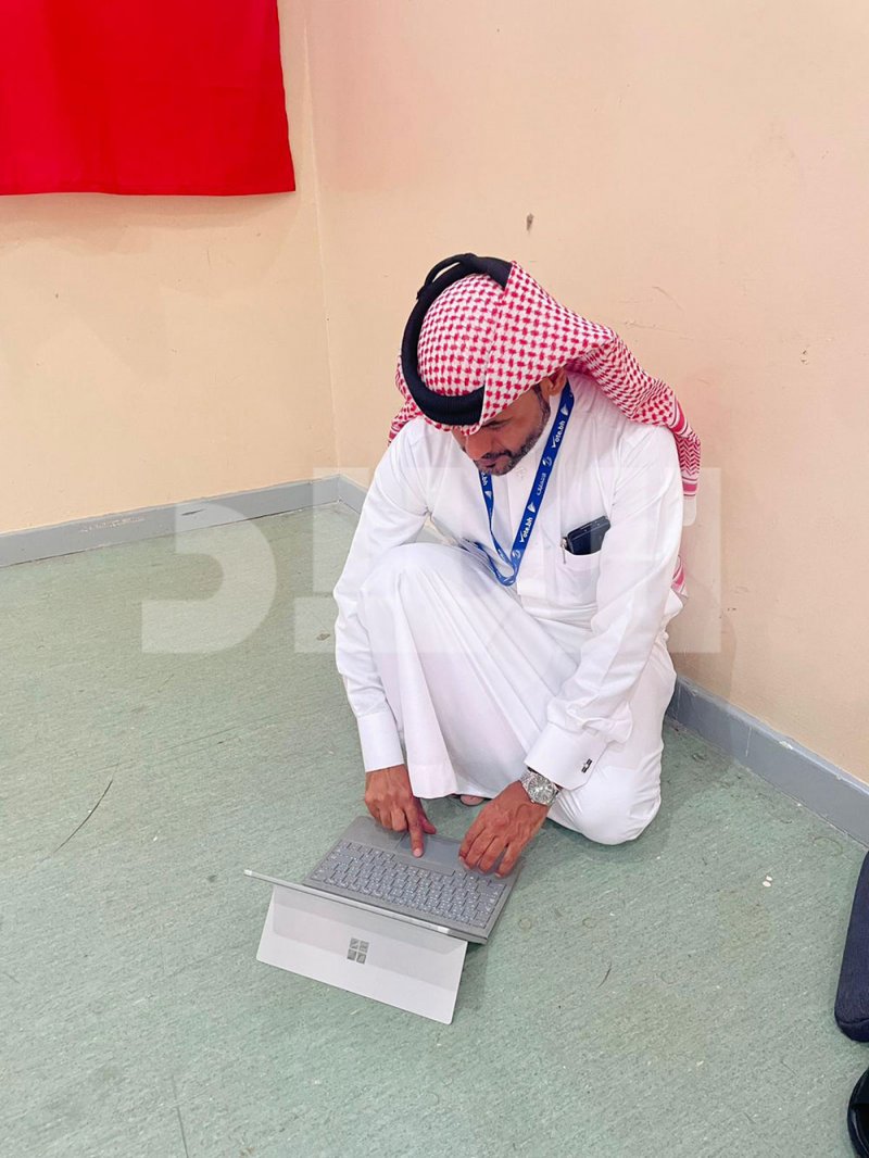 الزميل النهام يفترش الأرض بالمركز الاشرافي للمحافظة الشمالية