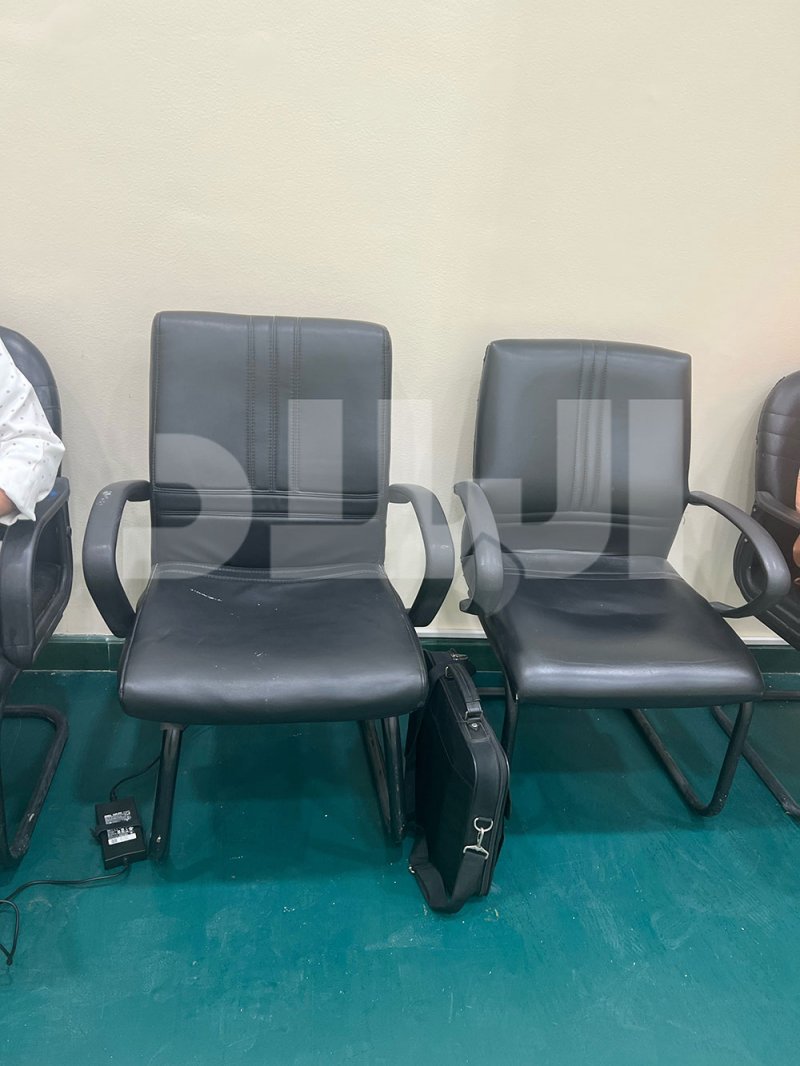 كراسي بلا طاولات في اشرافية المحرق