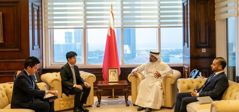 وزير المالية يشيد بالتعاون بين القطاعين العام والخاص من أجل تعزيز مكانة البحرين كمركز مالي ومصرفي