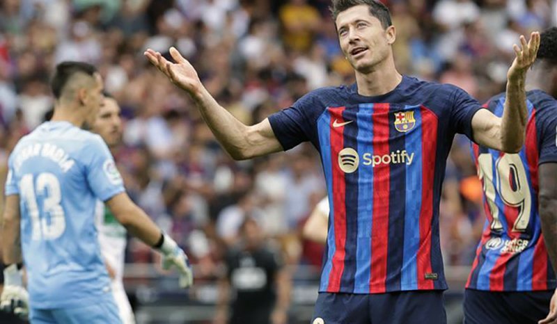 ليفاندوفسكي يقود برشلونة للفوز علي إلتشي بثلاثية