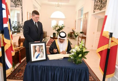 وزير الداخلية يقدم واجب العزاء في وفاة الملكة اليزابيث الثانية