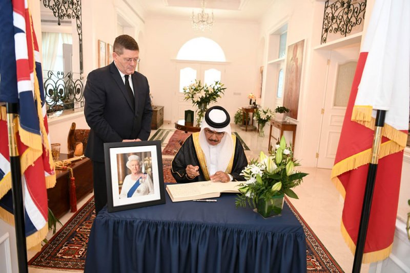 وزير الداخلية يقدم واجب العزاء في وفاة الملكة اليزابيث الثانية