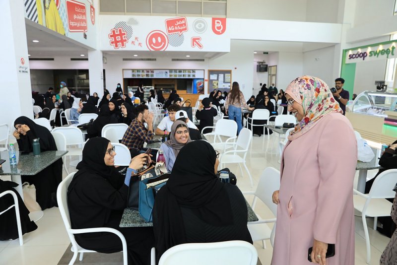 رئيسة جامعة البحرين تتفقد سير اليوم الأكاديمي الأول