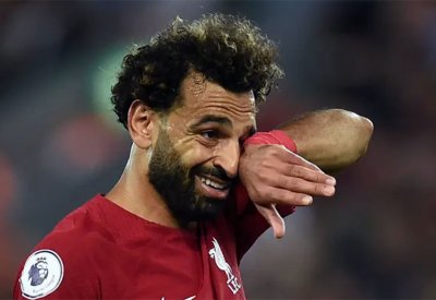 لاعب ليفربول يدافع عن صلاح: إنه بشر
