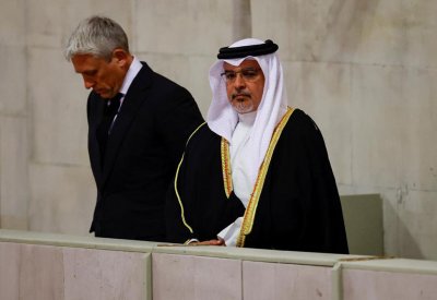 نيابة عن جلالة الملك المعظم.. سمو ولي العهد رئيس مجلس الوزراء يزور نعش الملكة إليزابيث الثانية