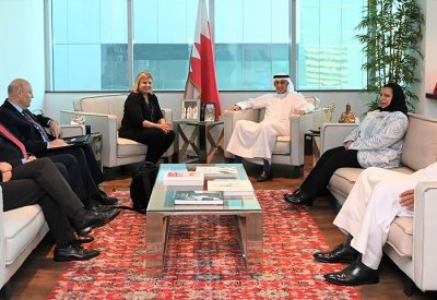 وزير الصناعة يجري مباحثات ثنائية مع وزيرة الاقتصاد والصناعة الإسرائيلية