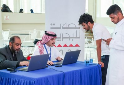 اللجنة التنفيذية للانتخابات وجامعة البحرين تقيم منصة لحث الطلبة على مراجعة جداول الناخبين