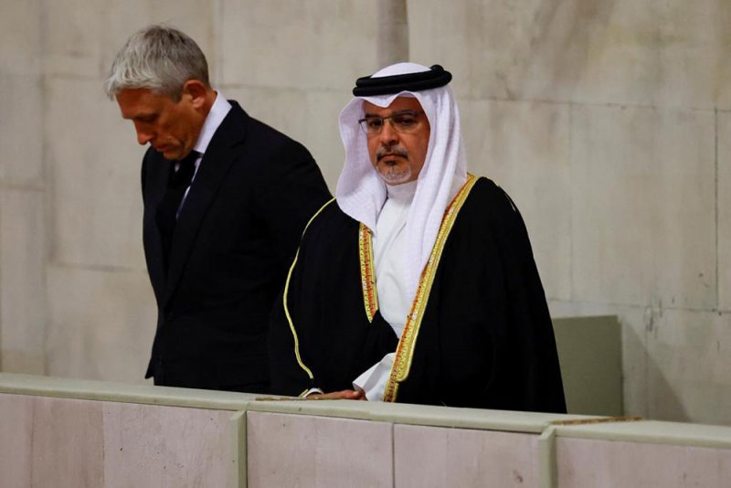 نيابة عن جلالة الملك المعظم.. سمو ولي العهد رئيس مجلس الوزراء يزور نعش الملكة إليزابيث الثانية