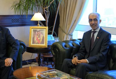 وزير الأشغال يستقبل السفير الجزائري