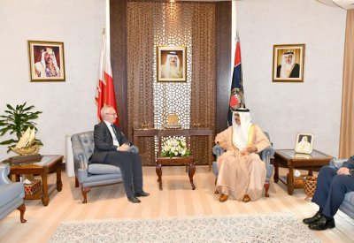 خلال لقائه عضو مجلس اللوردات معالي وزير الداخلية يشيد بالعلاقات التاريخية مع بريطانيا