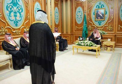 خادم الحرمين الشريفين يتسلم أوراق اعتماد سفير مملكة البحرين لدى المملكة العربية السعودية 