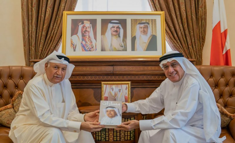 مستشار جلالة الملك لشؤون الإعلام يتسلم نسخة من كتاب الباحث حسن البنفلاح