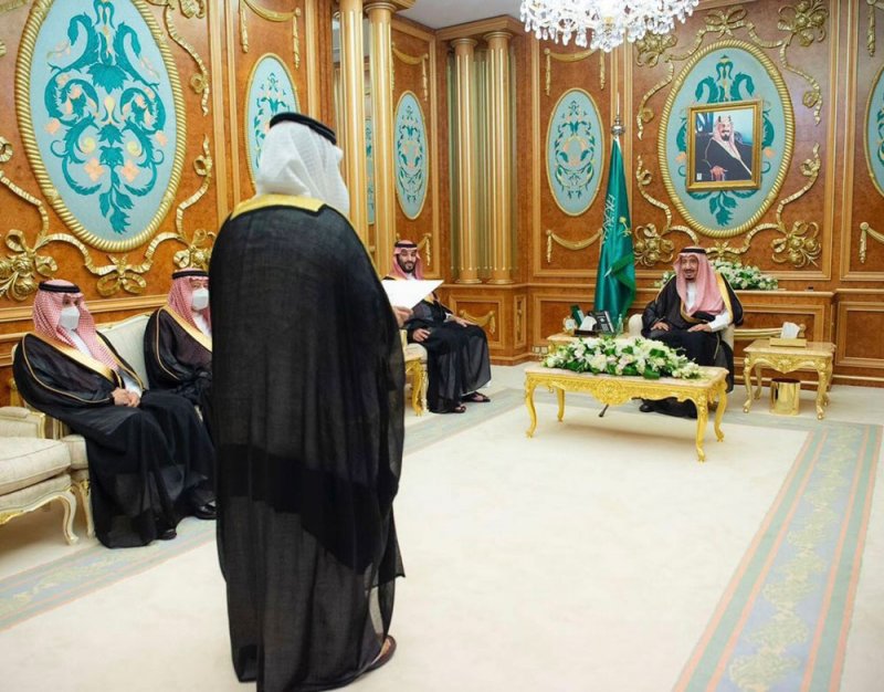 خادم الحرمين الشريفين يتسلم أوراق اعتماد سفير مملكة البحرين لدى المملكة العربية السعودية 