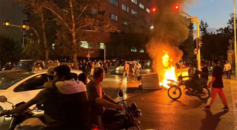 إيران تنتفض.. الأمن يطلق النار على محتجين في شيراز