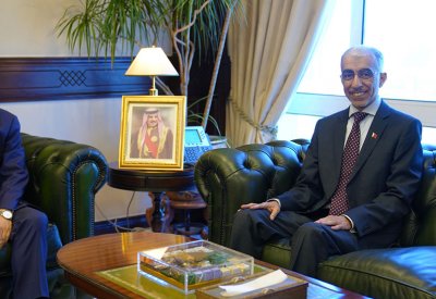 وزير الأشغال يبحث تبادل الخبرات مع السفير الكوري