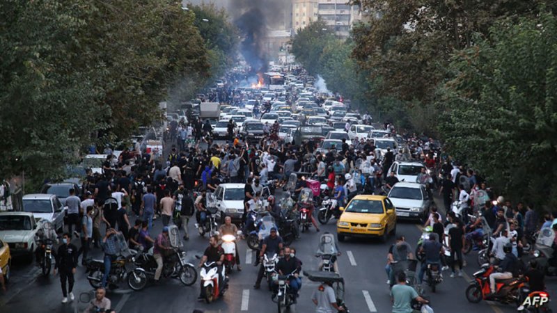 بعد التصعيد في الشارع.. الحرس الثوري الإيراني يدخل على خط الأزمة