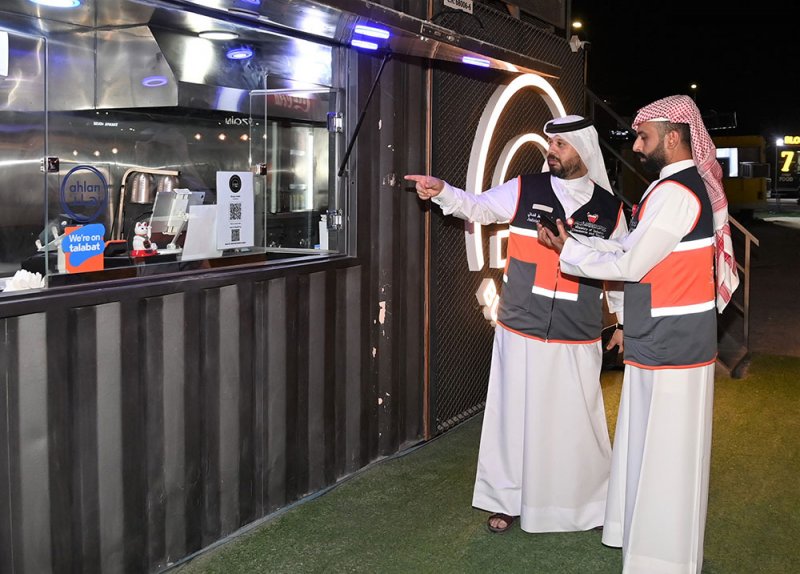 وزارة الصناعة تنفذ حملة مشتركة على عربات الطعام بمنطقة ضاحية السيف