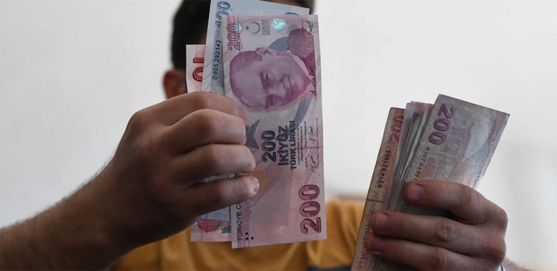الليرة التركية تهوي لمستوى تاريخي بعد خفض مفاجئ للفائدة