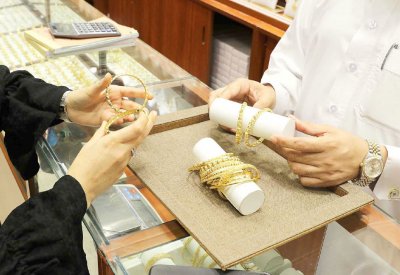 إقبال كبير على شراء الذهب بعد بلوغه 17.7 دينار للغرام