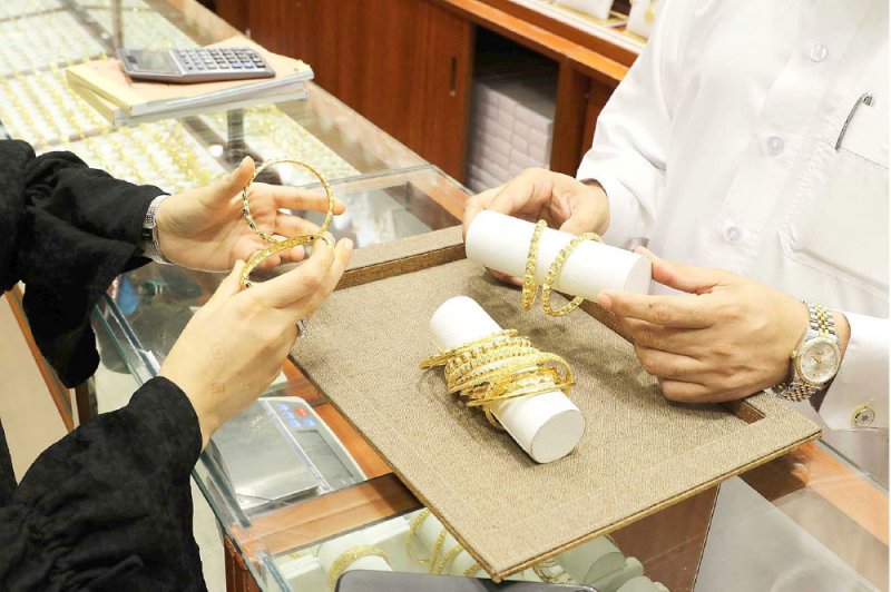 إقبال كبير على شراء الذهب بعد بلوغه 17.7 دينار للغرام