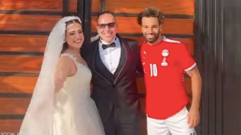 مفاجأة من محمد صلاح لعروسين في فندق إقامة الفراعنة