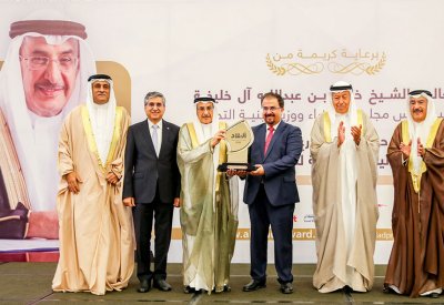 بالصور: خالد بن عبدالله يسلم "جيبك" درع "البلاد" للمسؤولية الاجتماعية للشركات