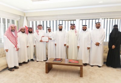 وزير العدل يُكرم الفائز بالمركز الثالث في فرع حفظ القرآن الكريم كاملاً بمسابقة الملك عبدالعزيز الدولية القرآنية
