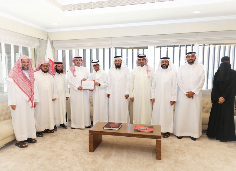 وزير العدل يُكرم الفائز بالمركز الثالث في فرع حفظ القرآن الكريم كاملاً بمسابقة الملك عبدالعزيز الدولية القرآنية