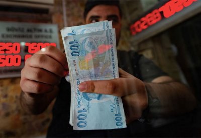 الليرة التركية تهوي لأدنى مستوى على الإطلاق أمام الدولار