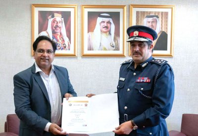 الجمارك تسلم شركة خدمات البحرين العالمية للشحن شهادة المشغل الاقتصادي