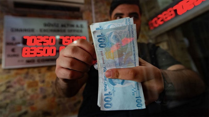 الليرة التركية تهوي لأدنى مستوى على الإطلاق أمام الدولار