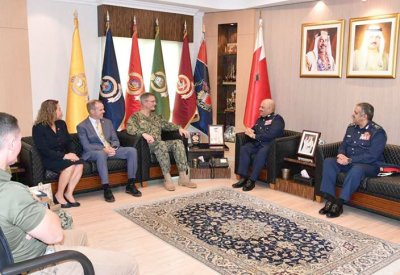 رئيس الأمن العام يبحث مع نائب قائد خفر السواحل الأمريكي التعاون في مجال التمارين المشتركة وتبادل الخبرات