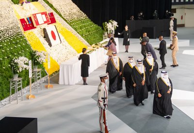 سمو ولي العهد رئيس مجلس الوزراء يقدم واجب العزاء في وفاة رئيس وزراء اليابان السابق