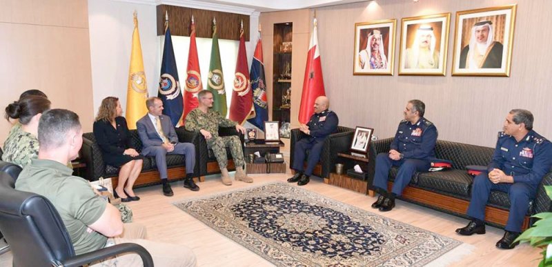 رئيس الأمن العام يبحث مع نائب قائد خفر السواحل الأمريكي التعاون في مجال التمارين المشتركة وتبادل الخبرات