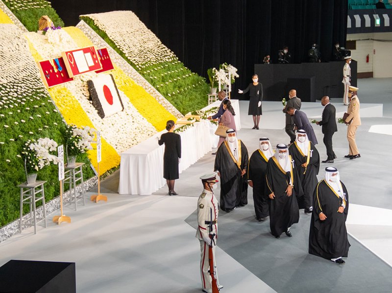 سمو ولي العهد رئيس مجلس الوزراء يقدم واجب العزاء في وفاة رئيس وزراء اليابان السابق