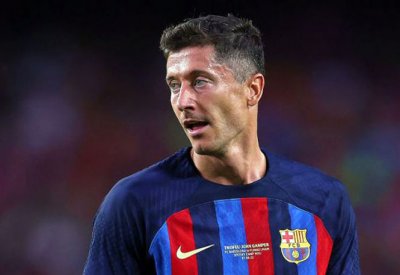 ليفاندوفسكي يفاجئ برشلونة في يوم إجازته