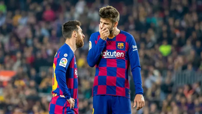 ميسي يقرر ترك باريس.. وبيكيه يقف ضد عودته إلى برشلونة