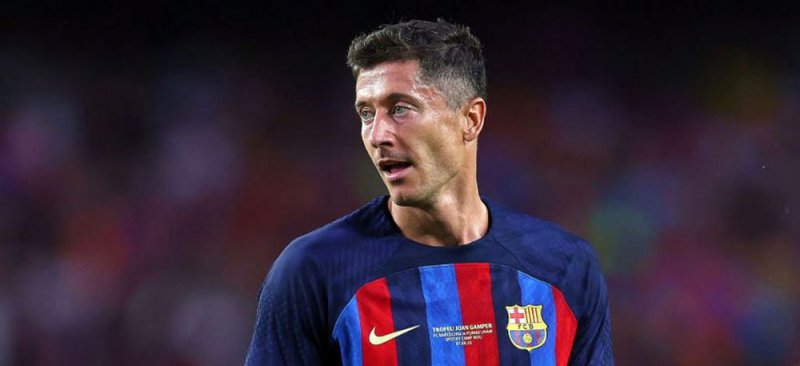 ليفاندوفسكي يفاجئ برشلونة في يوم إجازته