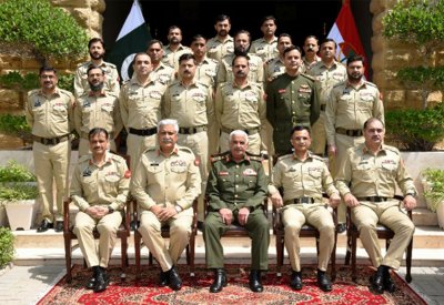 سمو رئيس الحرس الوطني يلتقي قائد الفيلق الخامس بالجيش الباكستاني